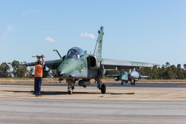  Aeronaves A-1M realizam mapeamento de estruturas em risco no RS