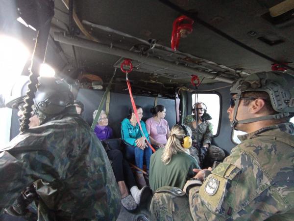  Helicópteros da FAB realizam sequência de resgates e entrega de doações