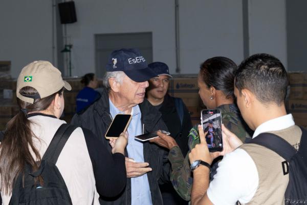  Ministro da Defesa visita BACO para acompanhar trabalho no contexto das enchentes