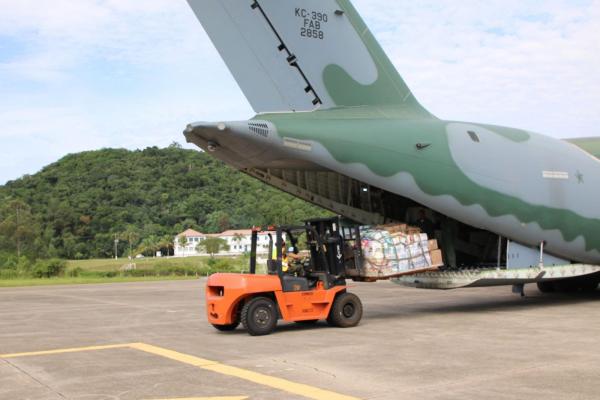 Base Aérea de Florianópolis passa a atuar como hub para envio dos mantimentos ao RS
