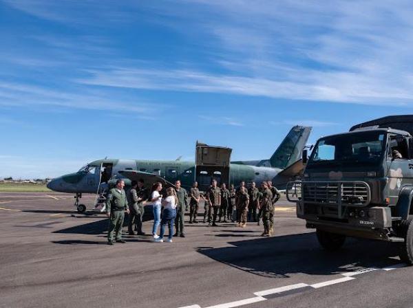 As tripulações realizam diariamente missões de transporte aéreo logístico até cidades do interior gaúcho