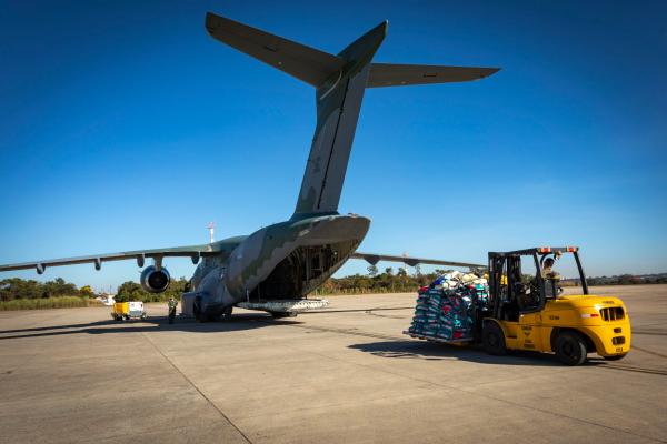  KC-390 da FAB transporta para o RS 20 toneladas de ração para pets