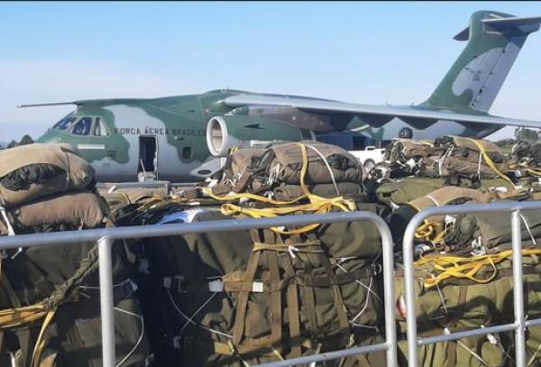  FAB realiza primeiro lançamento de carga com KC-390 Millennium na Região Sul
