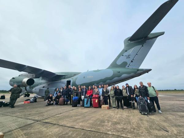  Comitiva do Governo Federal e voluntários civis chegam à Base Aérea de Canoas