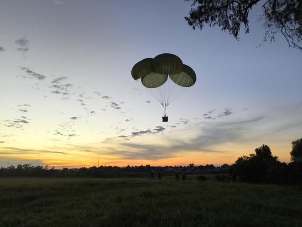 Para que mais suprimentos cheguem às comunidades atingidas pelas chuvas, Exército Brasileiro e Força Aérea Brasileira realizam trabalho conjunto utilizando paraquedas para o lançamento de cargas 