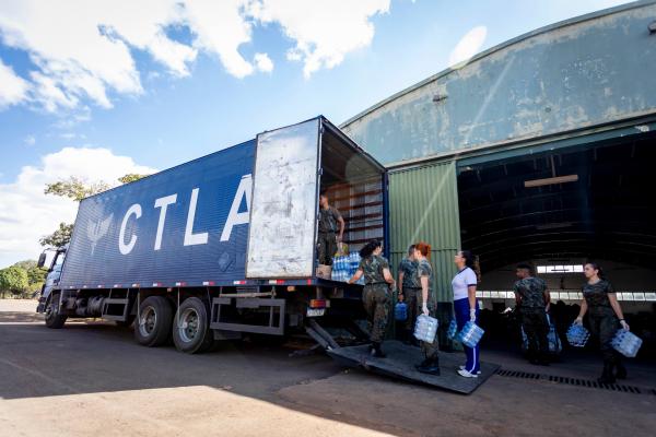 Veículos do Exército Brasileiro também foram disponibilizados para reforçar o transporte dos materiais doados 