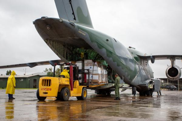 A carga, doada por empresas farmacêuticas, ficou a cargo do Esquadrão Zeus, que empregou na missão duas aeronaves KC-390 Millennium 