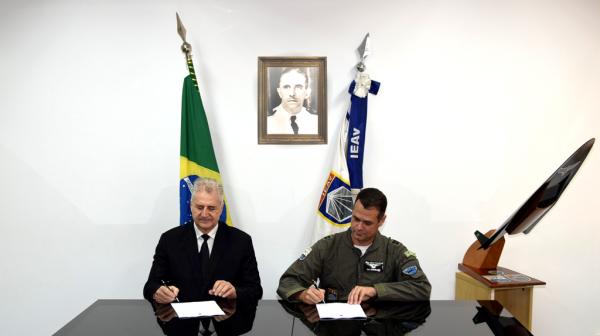 Diretor do IEAv, Cel Charlon e o CEO da Orbital Engenharia, Célio Vaz 