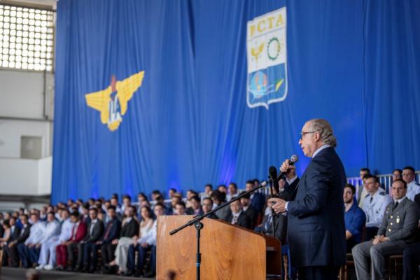 Empresário e engenheiro Mario Araújo Alencar Araripe e paraninfo
