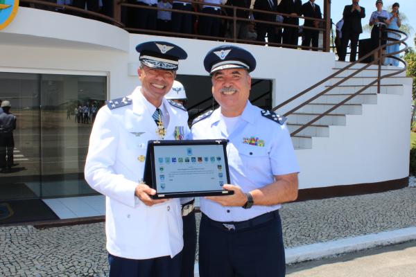 Brigadeiro Neubert entrega placa de agradecimento pelos serviços prestados