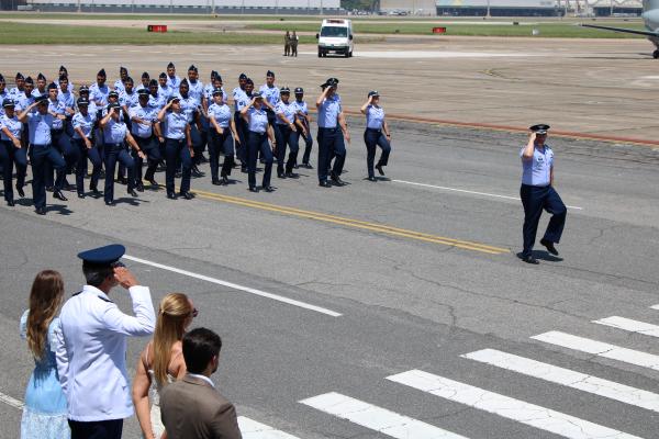 Ao lado de sua família, MB Madueira acompanha desfile da tropa
