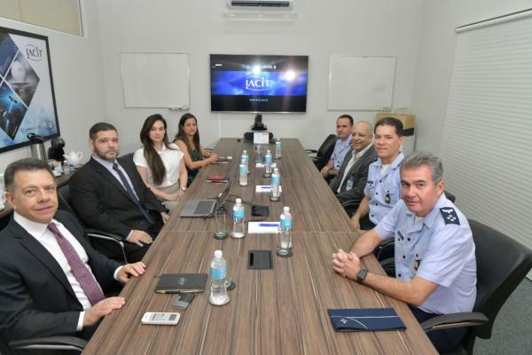 Comitiva do DCTA e Diretoria da IACIT durante apresentação Institucional