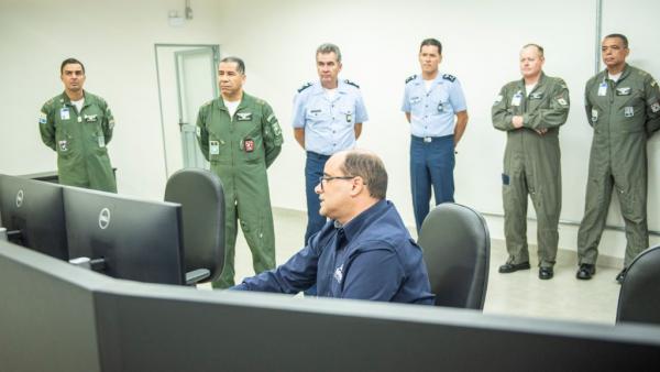 Visita as instalações, após a cerimônia militar de inauguração