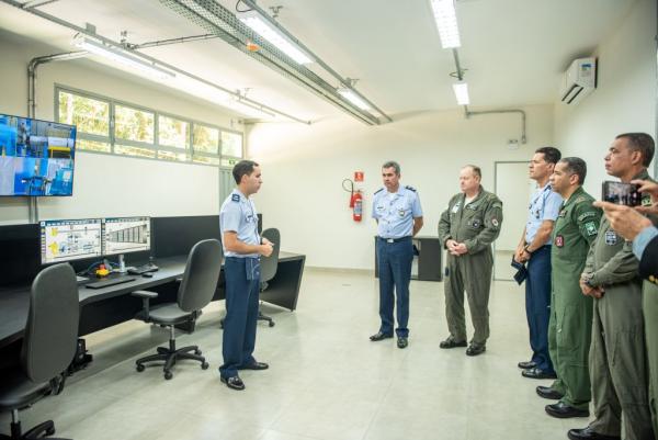 Visita as instalações, após a cerimônia militar de inauguração