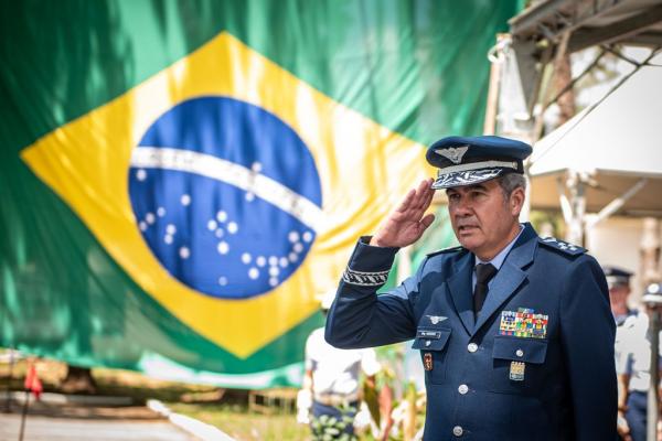 Tenente-Brigadeiro Medeiros durante cerimônia militar