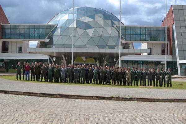 O curso contou com atividades teóricas, práticas, visitas técnicas e seminários, oferecendo uma formação introdutória abrangente sobre o funcionamento dos sistemas espaciais e seu emprego em operações militares O curso contou com atividades teóricas, práticas, visitas técnicas e seminários, oferecendo uma formação introdutória abrangente sobre o funcionamento dos sistemas espaciais e seu emprego em operações militares
