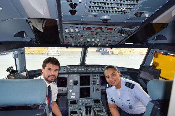 Desde outubro de 2024, controladores de tráfego aéreo têm vivenciado o dia a dia das aeronaves comerciais, reforçando a segurança e a eficiência do Sistema de Controle do Espaço Aéreo Brasileiro Desde outubro de 2024, controladores de tráfego aéreo têm vivenciado o dia a dia das aeronaves comerciais, reforçando a segurança e a eficiência do Sistema de Controle do Espaço Aéreo Brasileiro