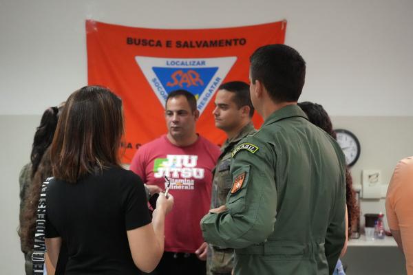 O curso tem por objetivo qualificar os alunos com os conhecimentos técnicos e operacionais necessários para coordenar missões de busca e salvamento aeronáutico O curso tem por objetivo qualificar os alunos com os conhecimentos técnicos e operacionais necessários para coordenar missões de busca e salvamento aeronáutico