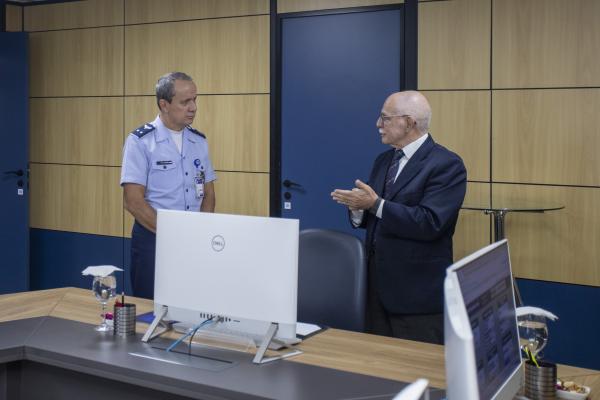 O encontro realizou a troca de experiências entre os Oficiais da Marinha e da Aeronáutica, com ênfase nas práticas de gestão de pessoal e valorização profissional O encontro realizou a troca de experiências entre os Oficiais da Marinha e da Aeronáutica, com ênfase nas práticas de gestão de pessoal e valorização profissional
