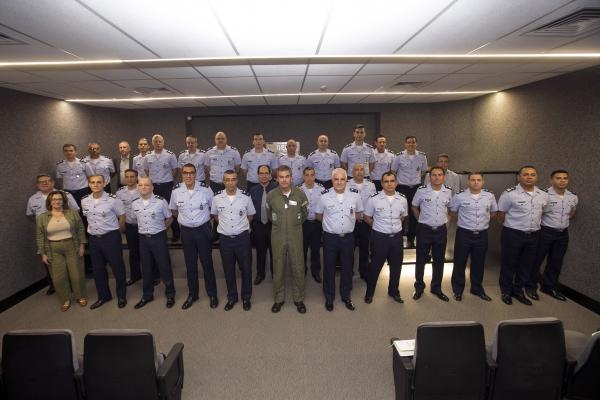 Durante a reunião, foram discutidos quatro temas principais voltados ao aprimoramento da segurança na gestão do espaço aéreo Durante a reunião, foram discutidos quatro temas principais voltados ao aprimoramento da segurança na gestão do espaço aéreo