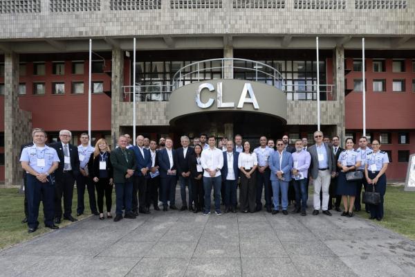 Comitiva composta por 26 deputados e senadores conhece de perto as potencialidades do CLA e reforça apoio ao desenvolvimento tecnológico Comitiva composta por 26 deputados e senadores conhece de perto as potencialidades do CLA e reforça apoio ao desenvolvimento tecnológico
