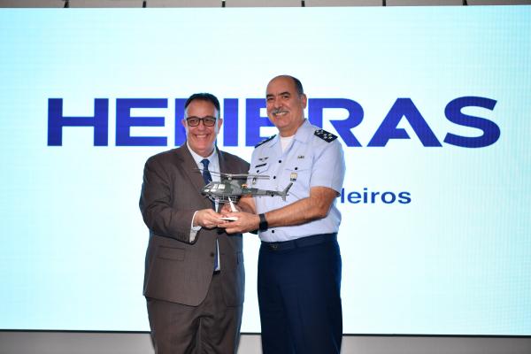 Diretor-Geral do DCTA e o Presidente da Helibras