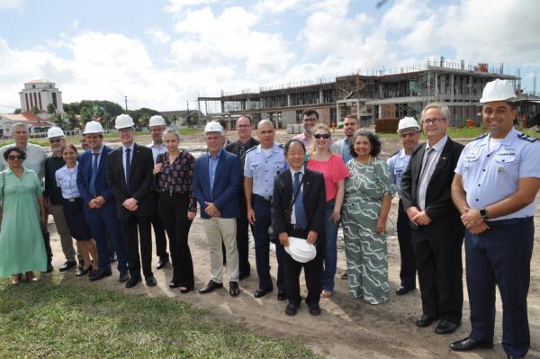 Comitiva pôde conhecer o espaço em que estão sendo construídos os prédios e comemorou a agilidade das obras e comprometimento das equipes envolvidas Comitiva pôde conhecer o espaço em que estão sendo construídos os prédios e comemorou a agilidade das obras e comprometimento das equipes envolvidas