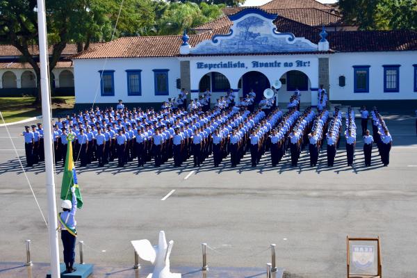 Solenidade marca o juramento de 232 alunos à Bandeira Nacional, simbolizando o início do compromisso com a Pátria e a Força Aérea Brasileira Solenidade marca o juramento de 232 alunos à Bandeira Nacional, simbolizando o início do compromisso com a Pátria e a Força Aérea Brasileira