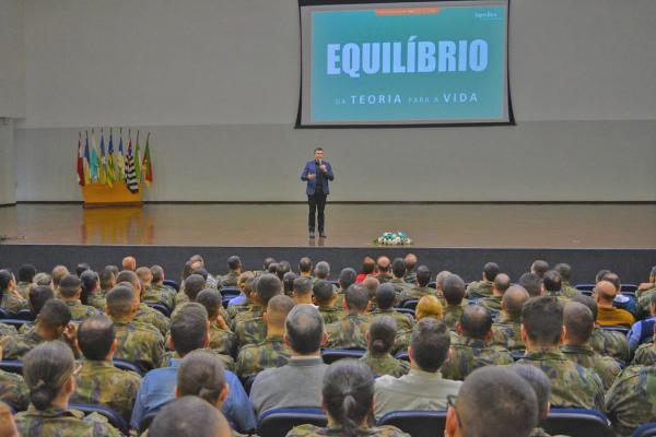 A atividade foi conduzida em formato híbrido: presencialmente para o efetivo da EEAR e por transmissão online para o público do Comando da Aeronáutica