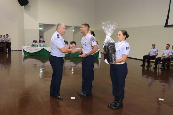 O evento agraciou o aluno destaque do curso da Escola de Especialistas de Aeronáutica O evento agraciou o aluno destaque do curso da Escola de Especialistas de Aeronáutica