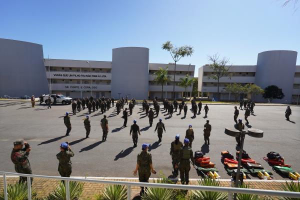 Objetivo foi capacitar militares formados em Medicina, Odontologia e Farmácia a realizarem suporte básico de vida em condições adversas Objetivo foi capacitar militares formados em Medicina, Odontologia e Farmácia a realizarem suporte básico de vida em condições adversas