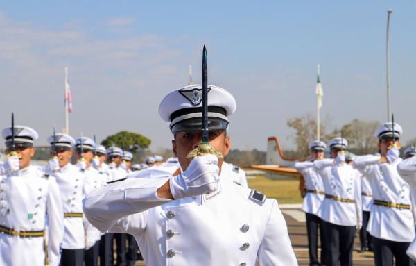 Evento marca o início da vida militar para 137 cadetes da Força Aérea Brasileira, incluindo representantes do Equador, Peru e Bolívia
Evento marca o início da vida militar para 137 cadetes da Força Aérea Brasileira, incluindo representantes do Equador, Peru e Bolívia