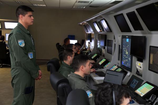 A Célula de Operações Local funcionará 24 horas por dia até terça-feira (08/07) com 17 militares monitorando os movimentos aéreos nas áreas de exclusão criadas pelo Comando de Operações Aeroespaciais (COMAE) A Célula de Operações Local funcionará 24 horas por dia até terça-feira (08/07) com 17 militares monitorando os movimentos aéreos nas áreas de exclusão criadas pelo Comando de Operações Aeroespaciais (COMAE)