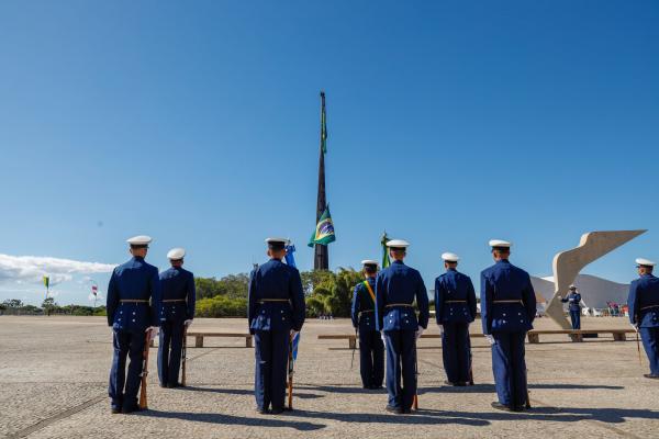 Cerimônia cívico-militar celebra os símbolos nacionais e homenageia heróis da aviação brasileira Cerimônia cívico-militar celebra os símbolos nacionais e homenageia heróis da aviação brasileira