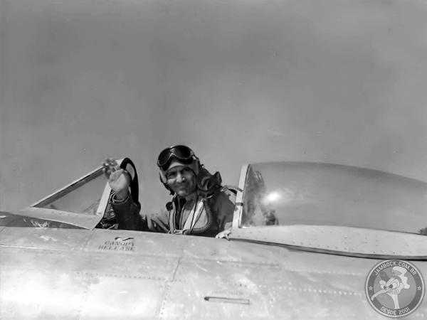 Comandante do Primeiro Grupo de Aviação de Caça (1º GAvCa), o lendário Senta a Pua! liderou, com precisão e coragem, os pilotos brasileiros na Campanha da Itália em 1944 Comandante do Primeiro Grupo de Aviação de Caça (1º GAvCa), o lendário Senta a Pua! liderou, com precisão e coragem, os pilotos brasileiros na Campanha da Itália em 1944