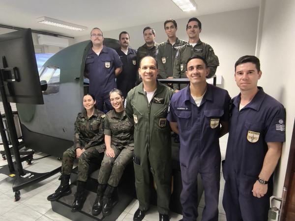 Foto 3: instrução no simulador do C-95M