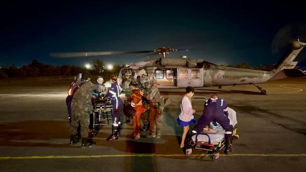 Para cumprir a missão, foi mobilizada uma aeronave H-60 Black Hawk da FAB, com capacidade de operar com Óculos de Visão Noturna (OVN) Para cumprir a missão, foi mobilizada uma aeronave H-60 Black Hawk da FAB, com capacidade de operar com Óculos de Visão Noturna (OVN)