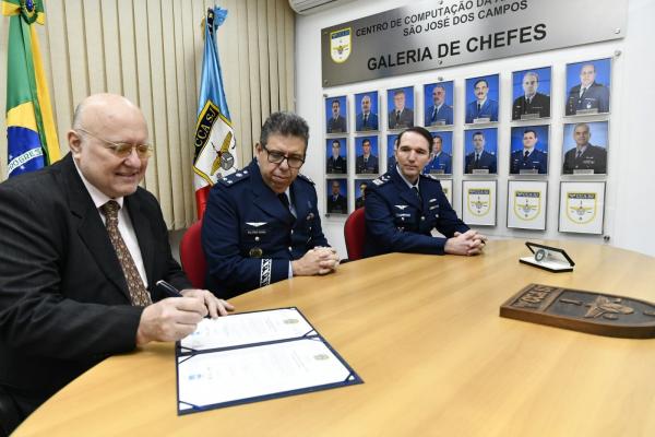 Documento marca nova fase de inovação tecnológica e integração com a sociedade civil, por meio da implantação do Primeiro Laboratório de Inteligência Artificial da FAB (LabIA)