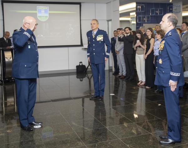 Solenidade reuniu autoridades militares para homenagear serviços prestados e oficializar a troca de comando