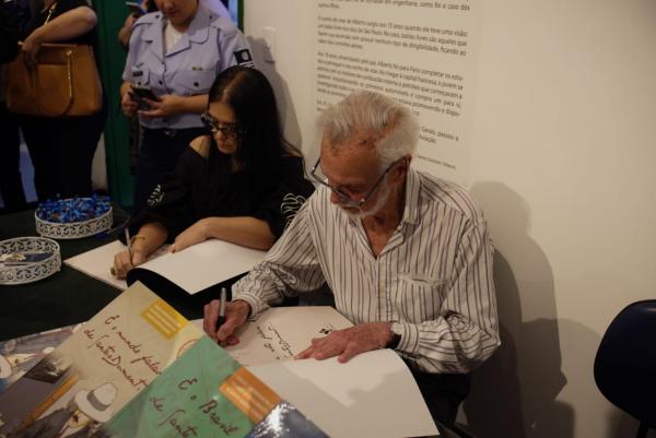 A obra encerra a trilogia dedicada à preservação da memória do inventor e Patrono da Aeronáutica Brasileira.