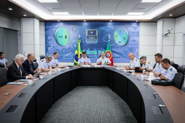 Durante o encontro, foi firmado o Programa de Atividades Bilaterais a ser desenvolvido entre as duas Forças Aéreas para os anos de 2026 e 2027