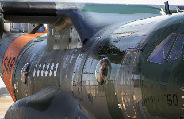 Ação conjunta da FAB e da Marinha resulta no resgate de três tripulantes de veleiro desaparecido no litoral norte paulista