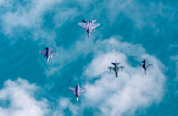 Em 23 de outubro, Dia do Aviador e Dia da Força Aérea Brasileira, o Brasil celebra o pioneirismo de Santos Dumont e reconhece o papel da FAB na defesa, no desenvolvimento e na soberania do País