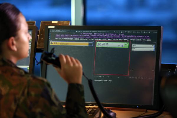 São os controladores de tráfego aéreo, que, com precisão e responsabilidade, garantem que a aviação no Brasil funcione de forma segura e ordenada