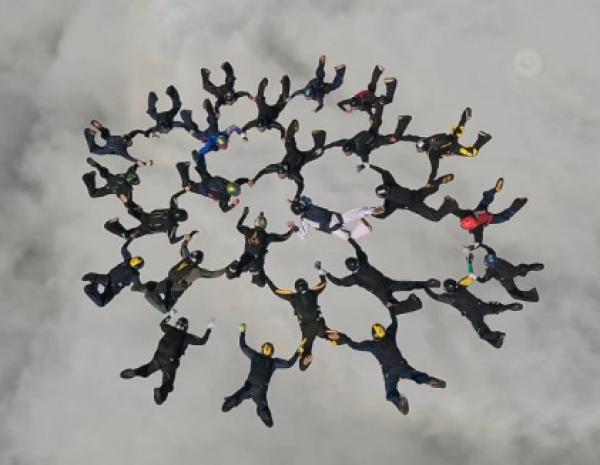 O salto foi realizado a 18.000 pés de altitude, aproximadamente 5.500 metros, com a utilização de oxigênio suplementar