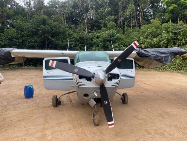 Ação integrada interceptou aeronave vinda da Bolívia e resultou na inutilização do avião e na apreensão de drogas e armamentos