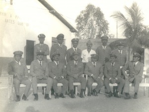 Oficiais em pose para a memória.
