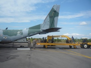 Servidores embarcam peças do equipamento