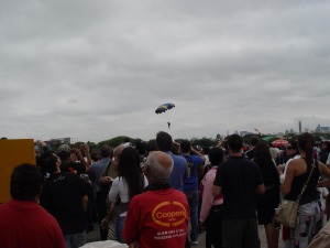 Paraquedistas foram lançados a partir do C-95