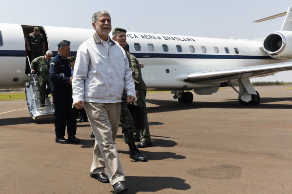 O Ministro Celso Amorim visitou a estrutura montada pela FAB em Dourados (MS)